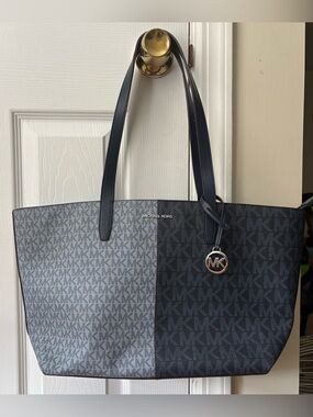 Michael Kors Jet Set Travel Medium Zip Top Tote
